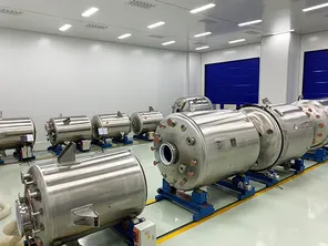 Electronic-grade chemical storage vessel lined with PTFE