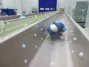 Vertical high-temperature plating tank lined with PFA