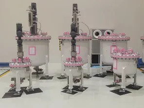 High-purity PFA coating for electronic-grade reactor