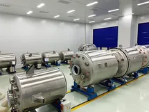 Lined PTFE tanks for storing electronic-grade chemical products